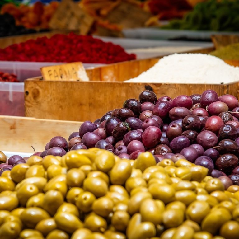 Buah Zaitun yang Didagangkan di Pasar Arab (Pixabay: Tama66)