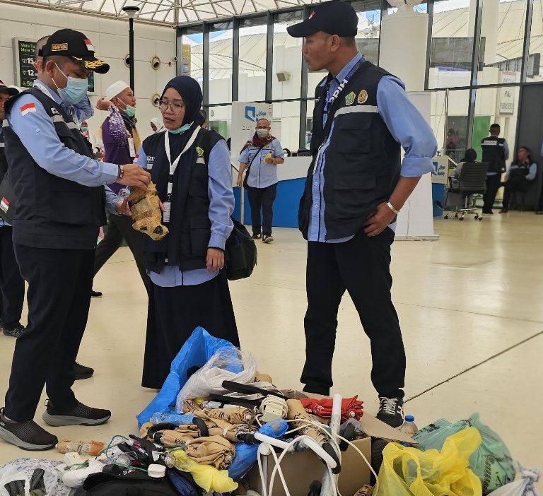 Petugas menyita sejumlah barang bawaan yang dilarang untuk dimasukkan ke dalam kabin pesawat (kemenag.go.id) 