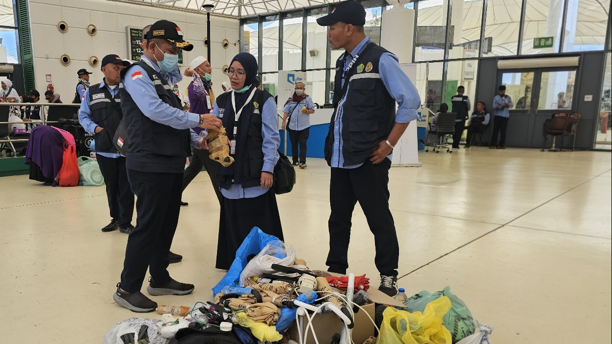 Petugas menyita sejumlah barang bawaan yang dilarang untuk dimasukkan ke dalam kabin pesawat (kemenag.go.id)