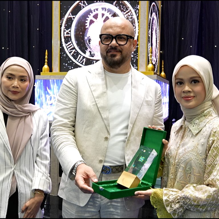 Penghargaan Apresiasi International Islamic Expo 2025 kepada Mr. Ahmed Saber, CEO Diar Al Manasik International (dok Diar Al Manasik)