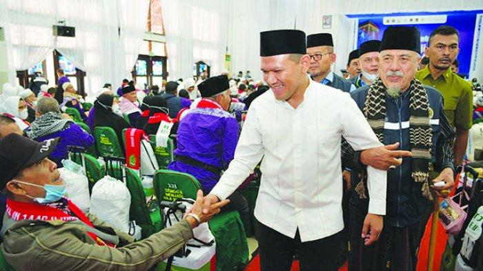Wakil Gubernur Aceh H Fadhlullah SE, menyambut kepulangan jamaah haji Aceh di UPT Asrama Haji Aceh (aceh.tribunnews.com)