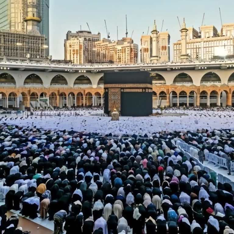 Umat Muslim melakukan salat Idulfitri di depan Kabah di Masjidil Haram di Kota Suci Mekkah, Arab Saudi, 2 Mei 2022. Penyelenggaraan ibadah haji 2025 akan menjadi tahun terakhir yang dikelola Kementerian Agama RI. Mulai 2026, penyelenggara ibadah haji akan diambil alih BPH. (Dok: banyumas.tribunnews.com)