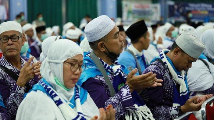 Jemaah haji asal Siak berdoa begitu tiba di aula kedatangan embarkasi Batam (pekanbaru.tribunnews.com)
