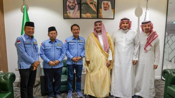 Dirjen Penyelenggaraan Haji dan Umrah yang juga Penanggung Jawab Petugas Penyelenggara Ibadah Haji (PPIH) Arab Saudi Hilman Latief bertemu dengan Deputi Bidang Hubungan Luar Negeri Kementerian Haji dan Umrah Arab Saudi, Hasan Munakirah di Jeddah (tribunnews.com)