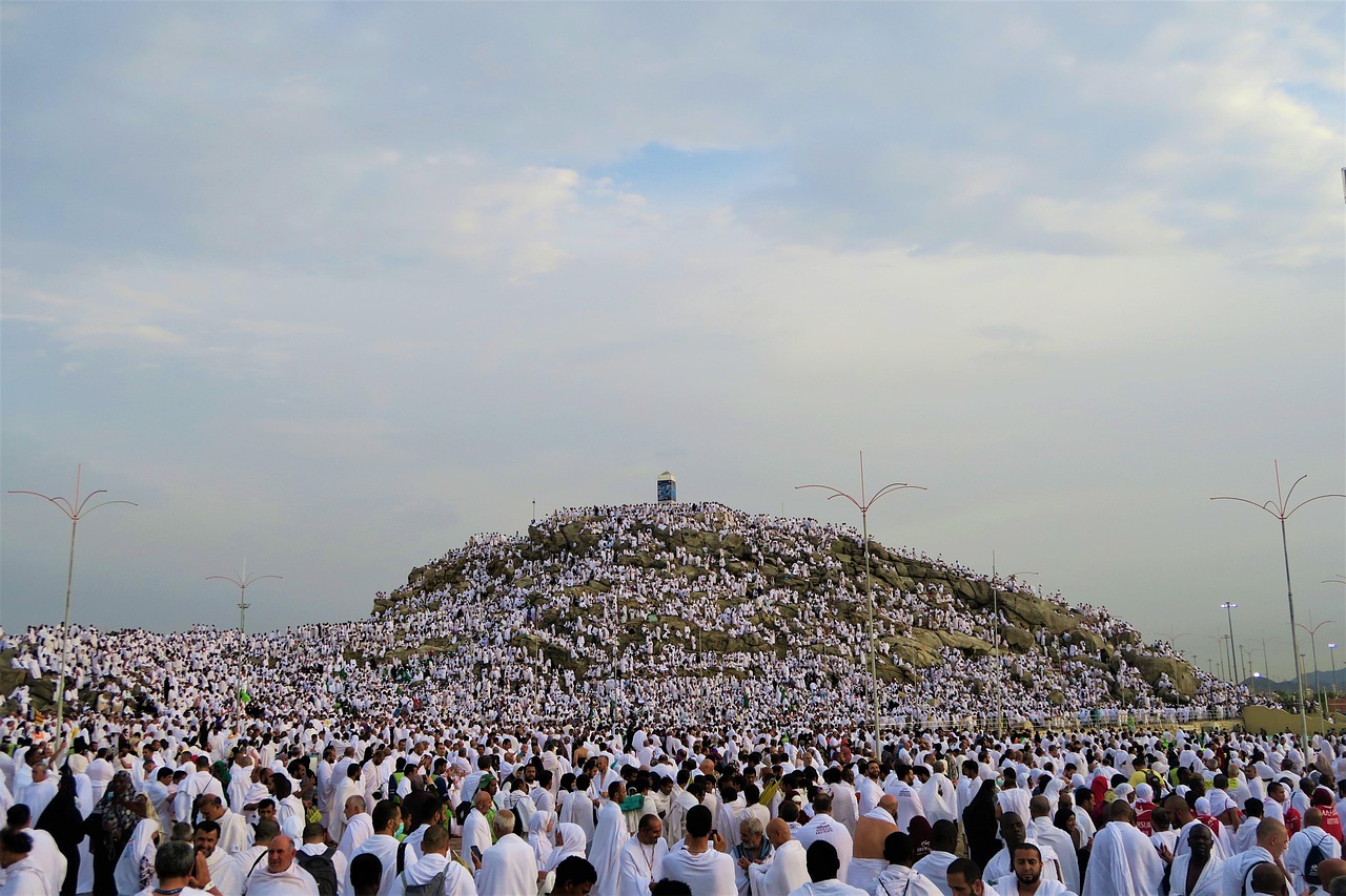 Rombongan Jamaah Mengunjungi Jabal Rahmah (Dok: Pixabay Konevi)